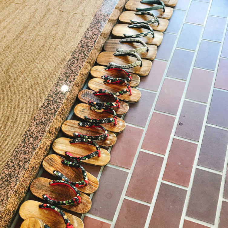 銭湯の玄関にある下駄